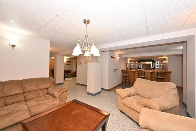 3998 S Victoria CIRCLE, New Berlin, WI 53151
