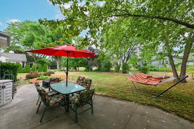 3998 S Victoria CIRCLE, New Berlin, WI 53151