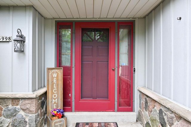3998 S Victoria CIRCLE, New Berlin, WI 53151