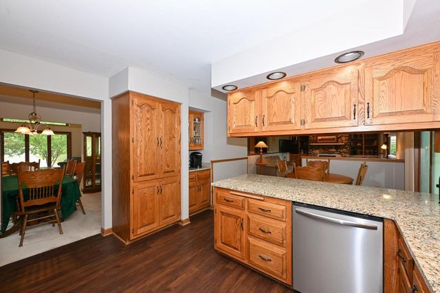 3998 S Victoria CIRCLE, New Berlin, WI 53151