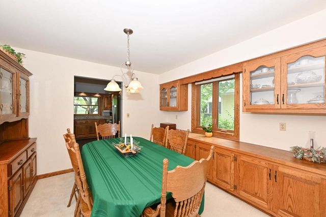 3998 S Victoria CIRCLE, New Berlin, WI 53151