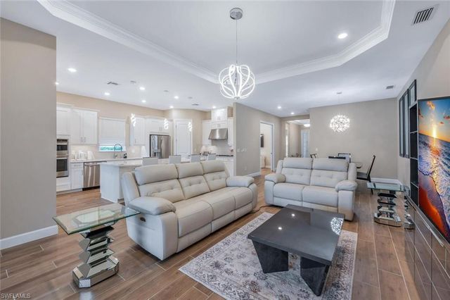 8448 Rosa CT, Naples, FL 34114