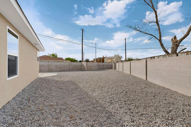 6715 Tierra Luna Court NW, Albuquerque, NM 87120