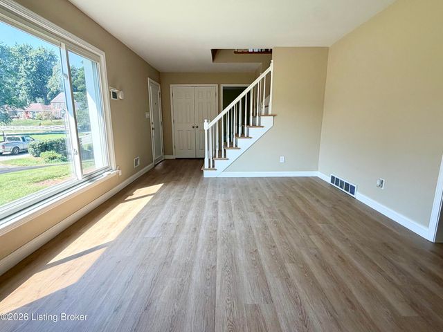 8201 Huntsman Trl, Louisville, KY 40291