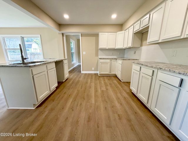 8201 Huntsman Trl, Louisville, KY 40291