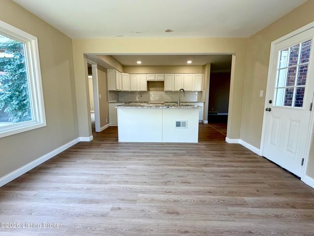 8201 Huntsman Trl, Louisville, KY 40291
