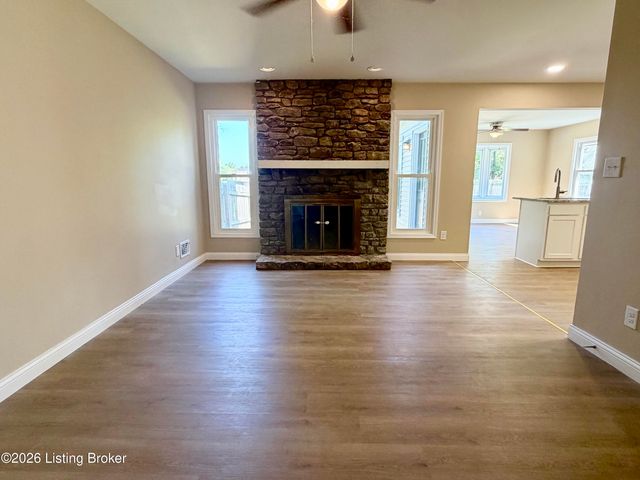 8201 Huntsman Trl, Louisville, KY 40291