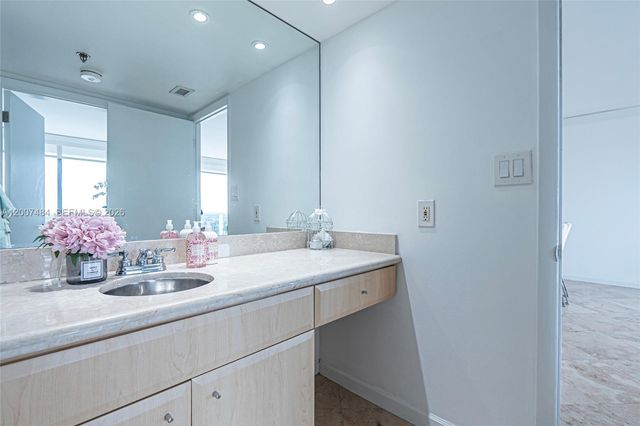 20505 E Country Club Dr 931, Aventura, FL 33180
