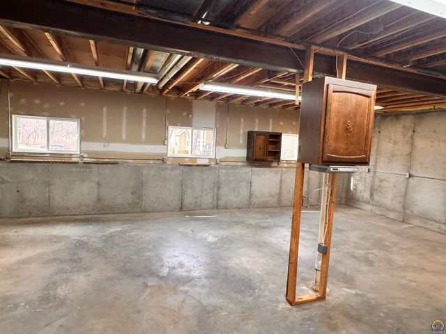 7413 SW Falcon ST, Topeka, KS 66614