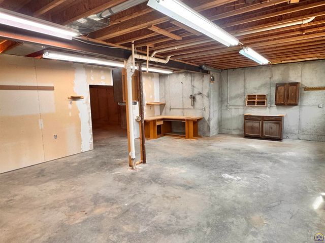 7413 SW Falcon ST, Topeka, KS 66614