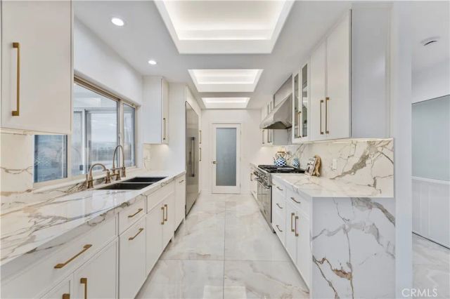 4651 Ellenita Ave., Tarzana, CA 91356