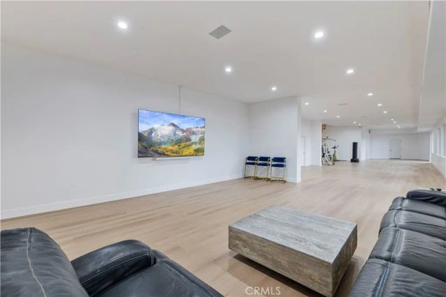 4651 Ellenita Ave., Tarzana, CA 91356