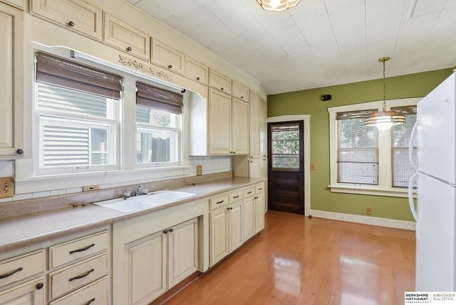 3017 S 32nd Street, Omaha, NE 68105