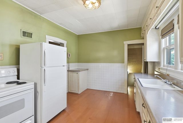 3017 S 32nd Street, Omaha, NE 68105