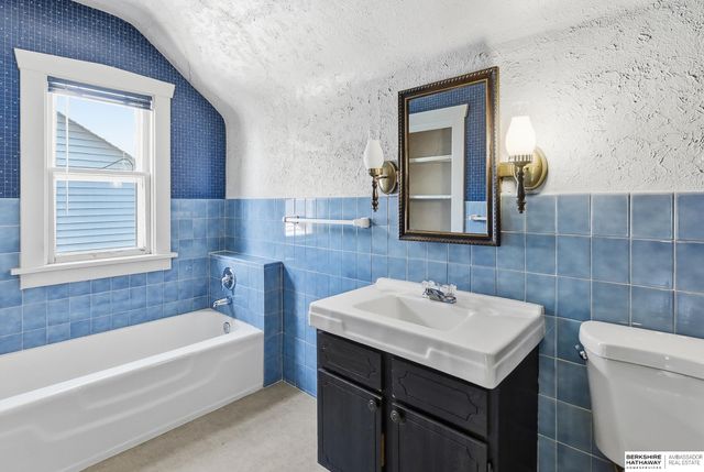 3017 S 32nd Street, Omaha, NE 68105
