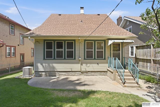 3017 S 32nd Street, Omaha, NE 68105