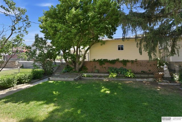 3017 S 32nd Street, Omaha, NE 68105