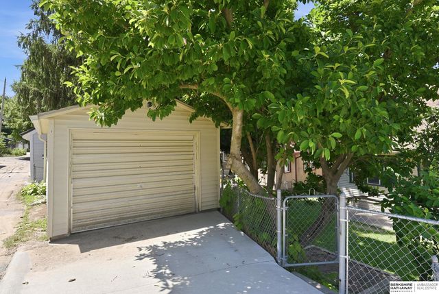 3017 S 32nd Street, Omaha, NE 68105