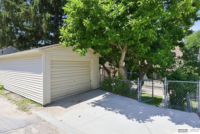 3017 S 32nd Street, Omaha, NE 68105