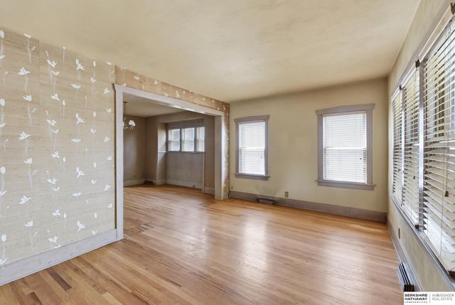 3017 S 32nd Street, Omaha, NE 68105