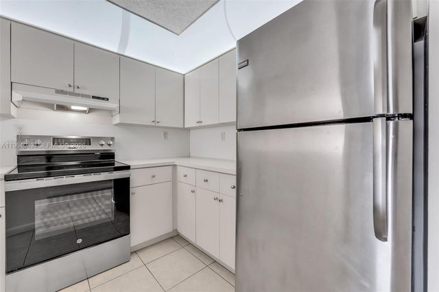 240 W 68th St 207, Hialeah, FL 33014