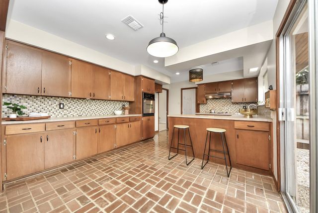 823 Timber Cove Drive, Seabrook, TX 77586