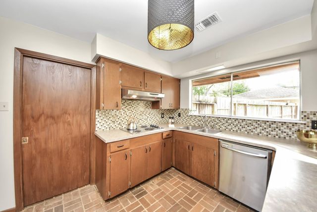 823 Timber Cove Drive, Seabrook, TX 77586