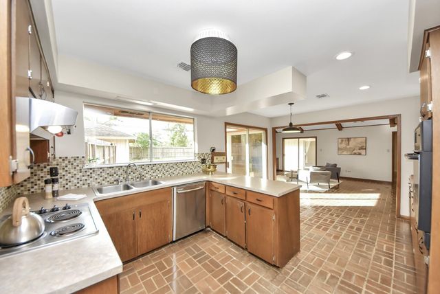 823 Timber Cove Drive, Seabrook, TX 77586