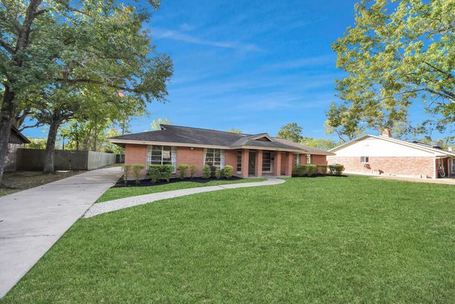 823 Timber Cove Drive, Seabrook, TX 77586