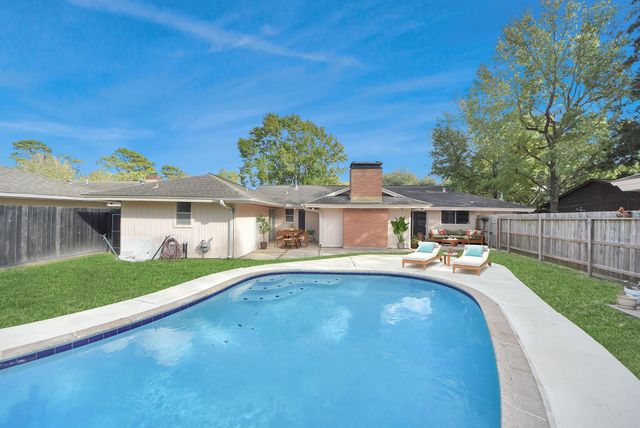 823 Timber Cove Drive, Seabrook, TX 77586