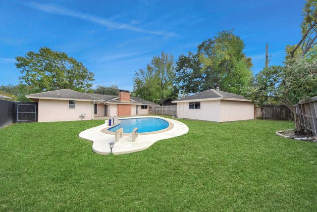 823 Timber Cove Drive, Seabrook, TX 77586