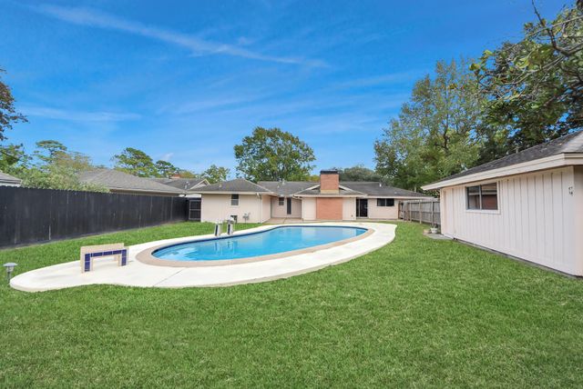 823 Timber Cove Drive, Seabrook, TX 77586