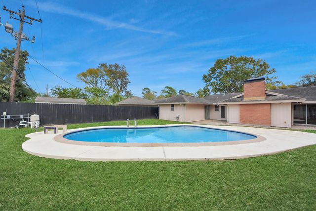 823 Timber Cove Drive, Seabrook, TX 77586