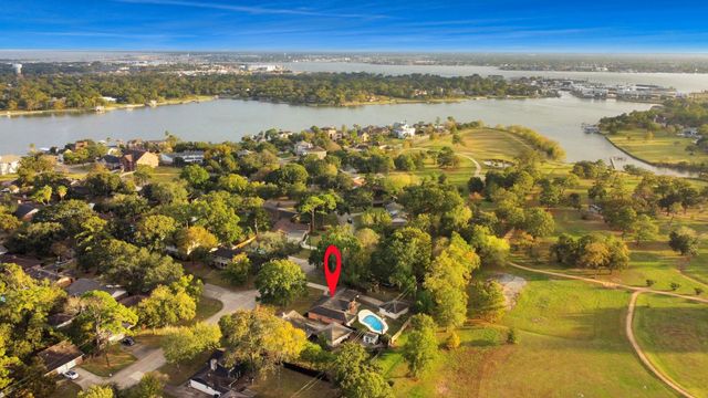 823 Timber Cove Drive, Seabrook, TX 77586