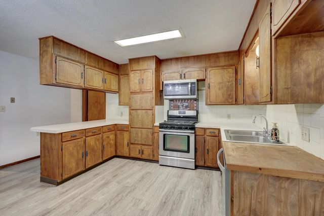 1302 Robertson Avenue, Carthage, MO 64836