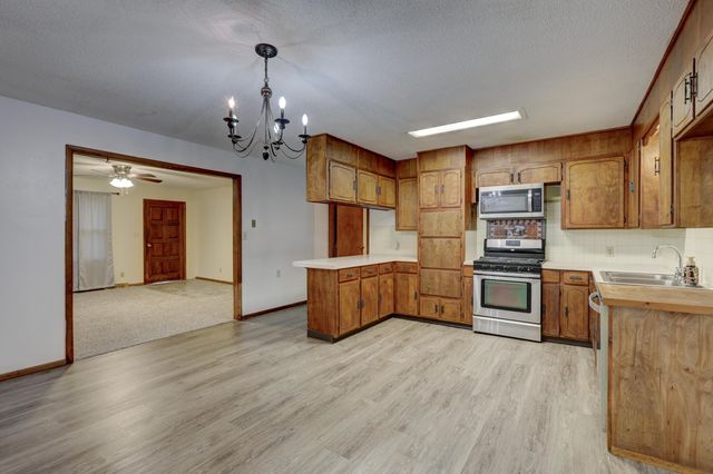 1302 Robertson Avenue, Carthage, MO 64836