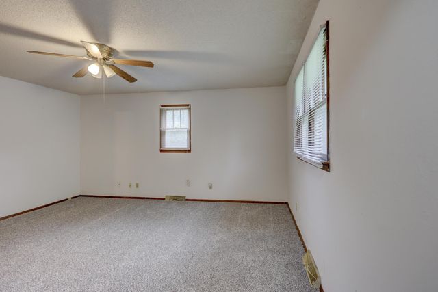 1302 Robertson Avenue, Carthage, MO 64836