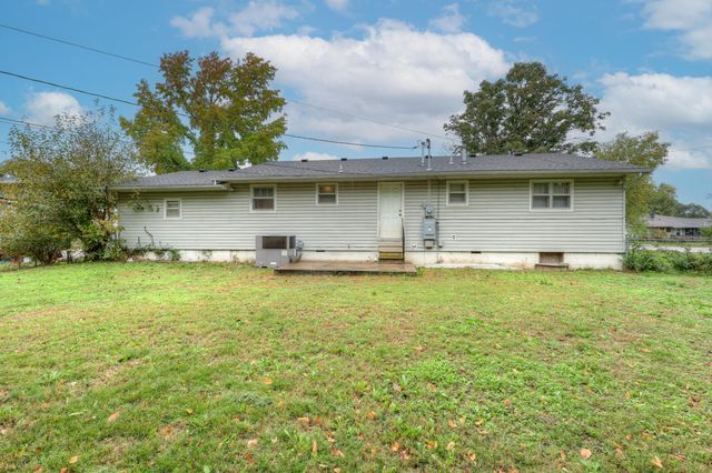 1302 Robertson Avenue, Carthage, MO 64836