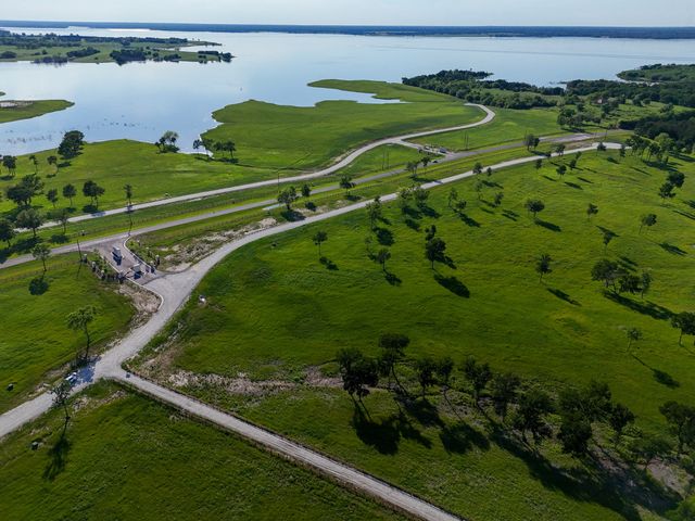 352 Lakeshore Lane, Windom, TX 75492