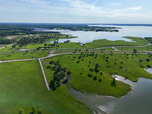 352 Lakeshore Lane, Windom, TX 75492