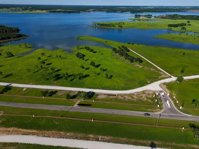 352 Lakeshore Lane, Windom, TX 75492