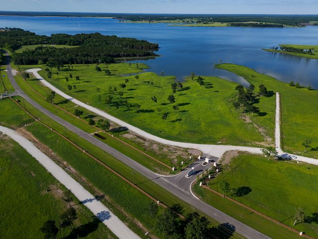 352 Lakeshore Lane, Windom, TX 75492