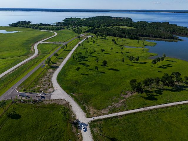 352 Lakeshore Lane, Windom, TX 75492