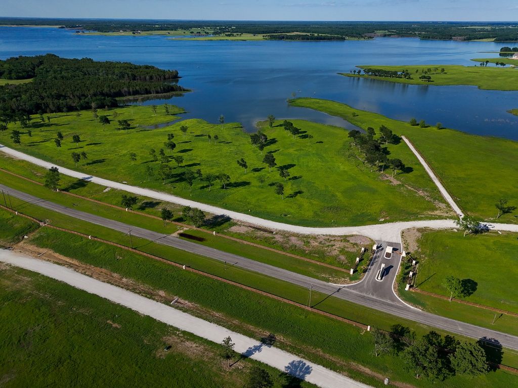 352 Lakeshore Lane, Windom, TX 75492