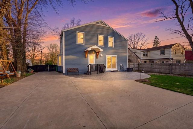 514 E Community PLACE, Milwaukee, WI 53217