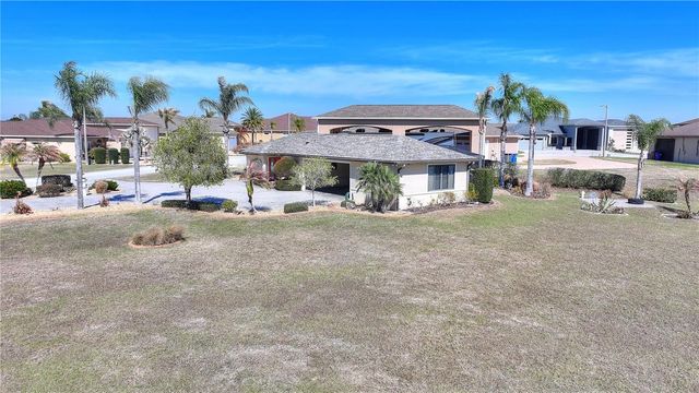 561 MEANDERING WAY, Polk City, FL 33868