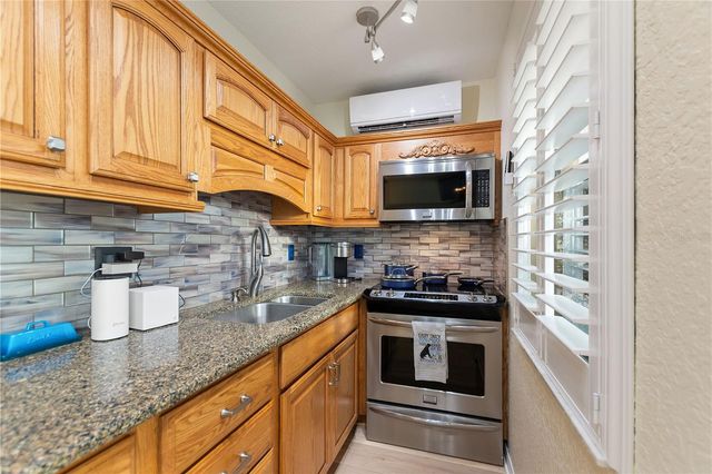 561 MEANDERING WAY, Polk City, FL 33868