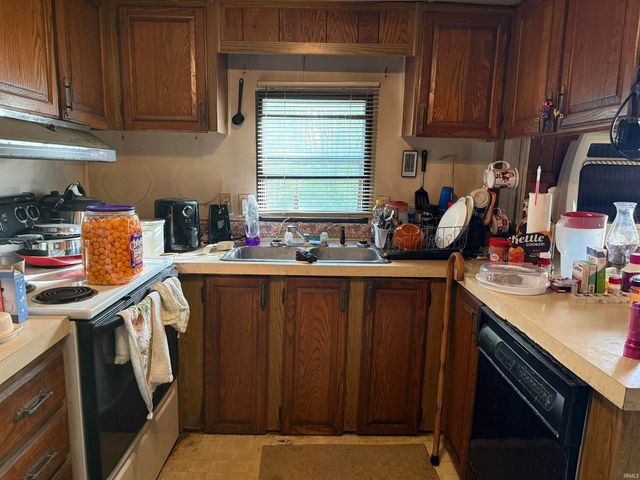 1055 S CO RD 200 E, Paoli, IN 47454