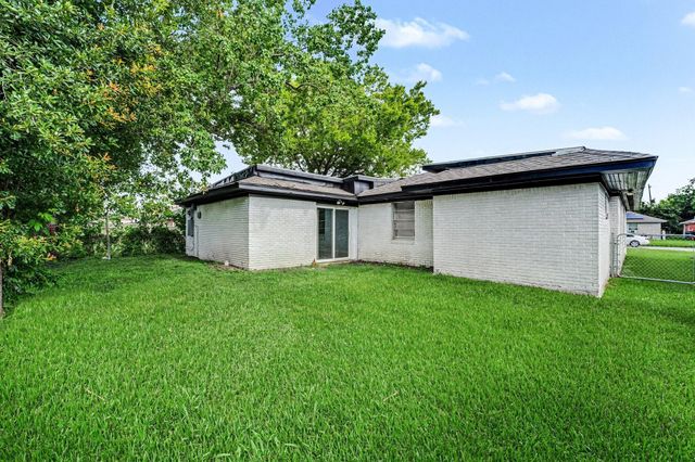 8746 Cowart Street, Houston, TX 77029