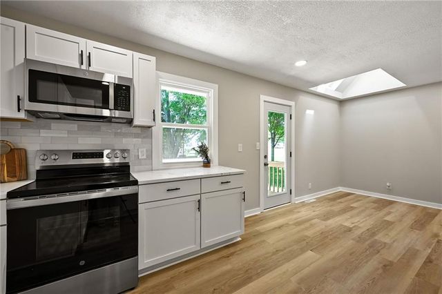 406 E 11th Street, Kearney, MO 64060